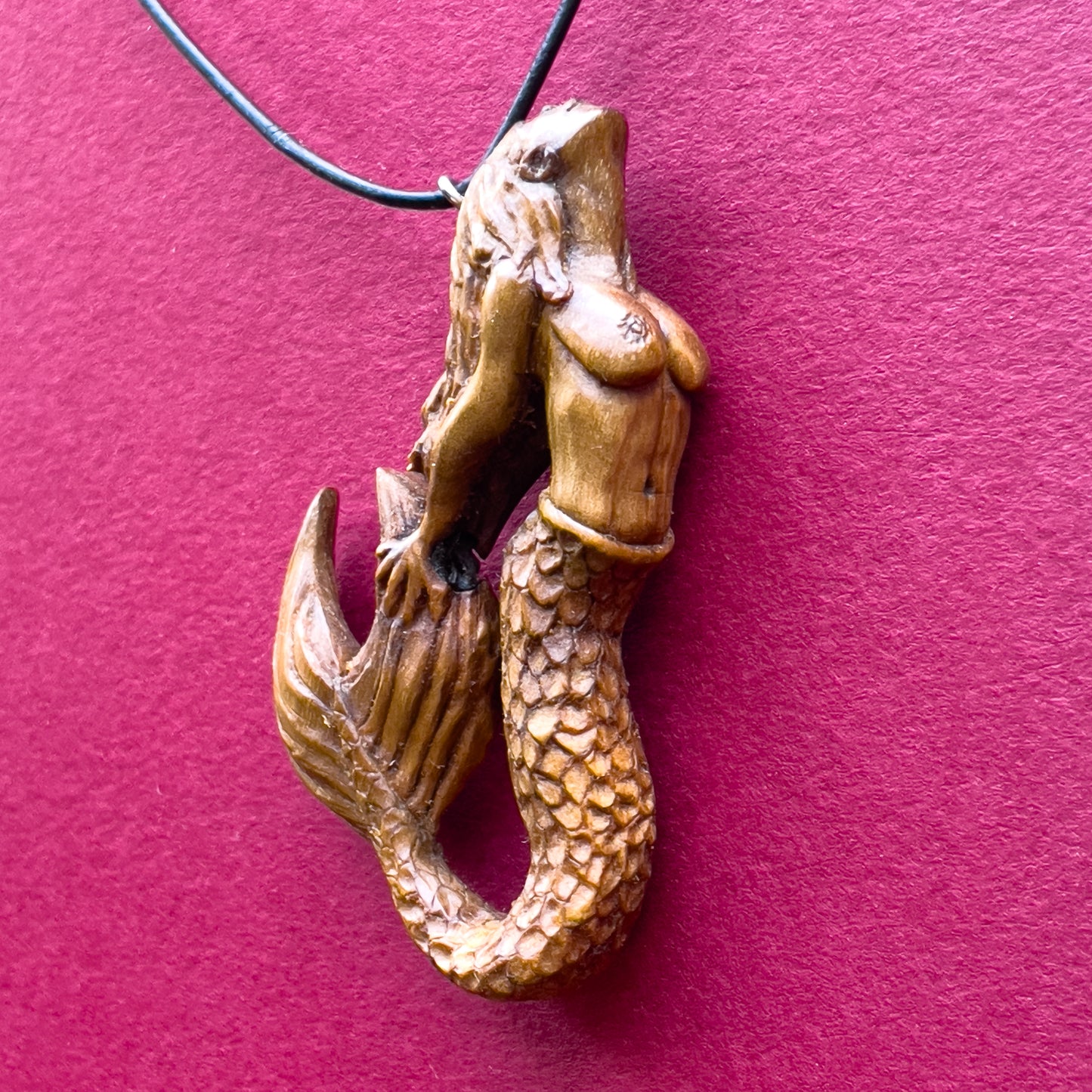 Ciondolo in legno di noce Siren