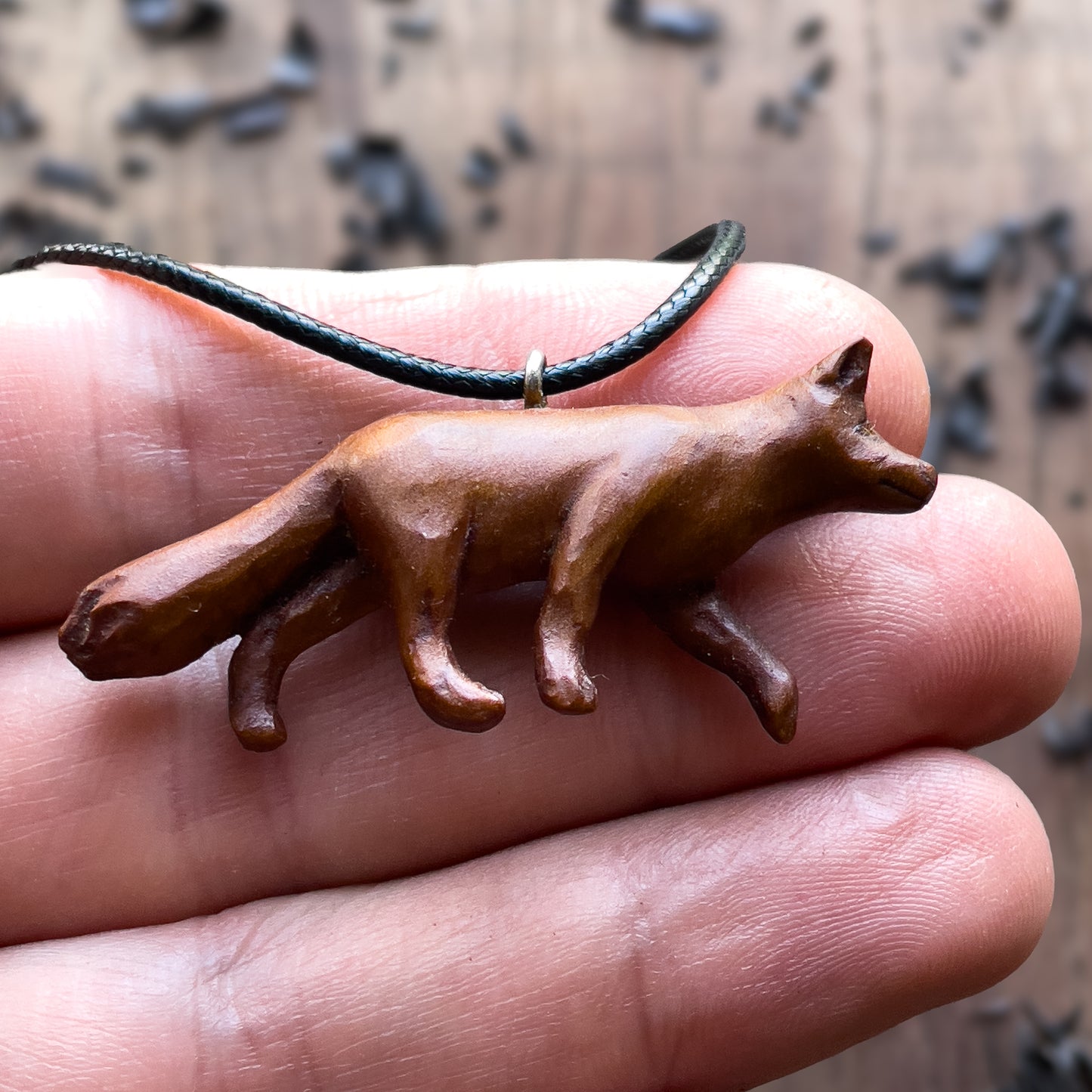 Collana volpe intagliata a mano, ciondolo in legno di albicocca