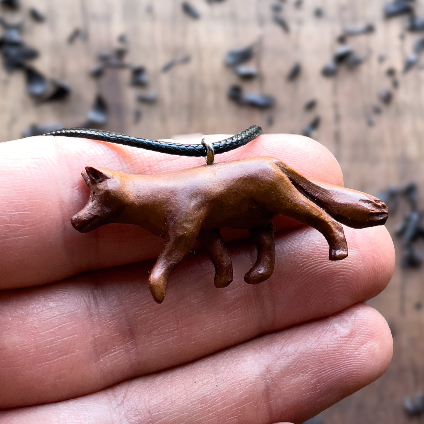Collana volpe intagliata a mano, ciondolo in legno di albicocca