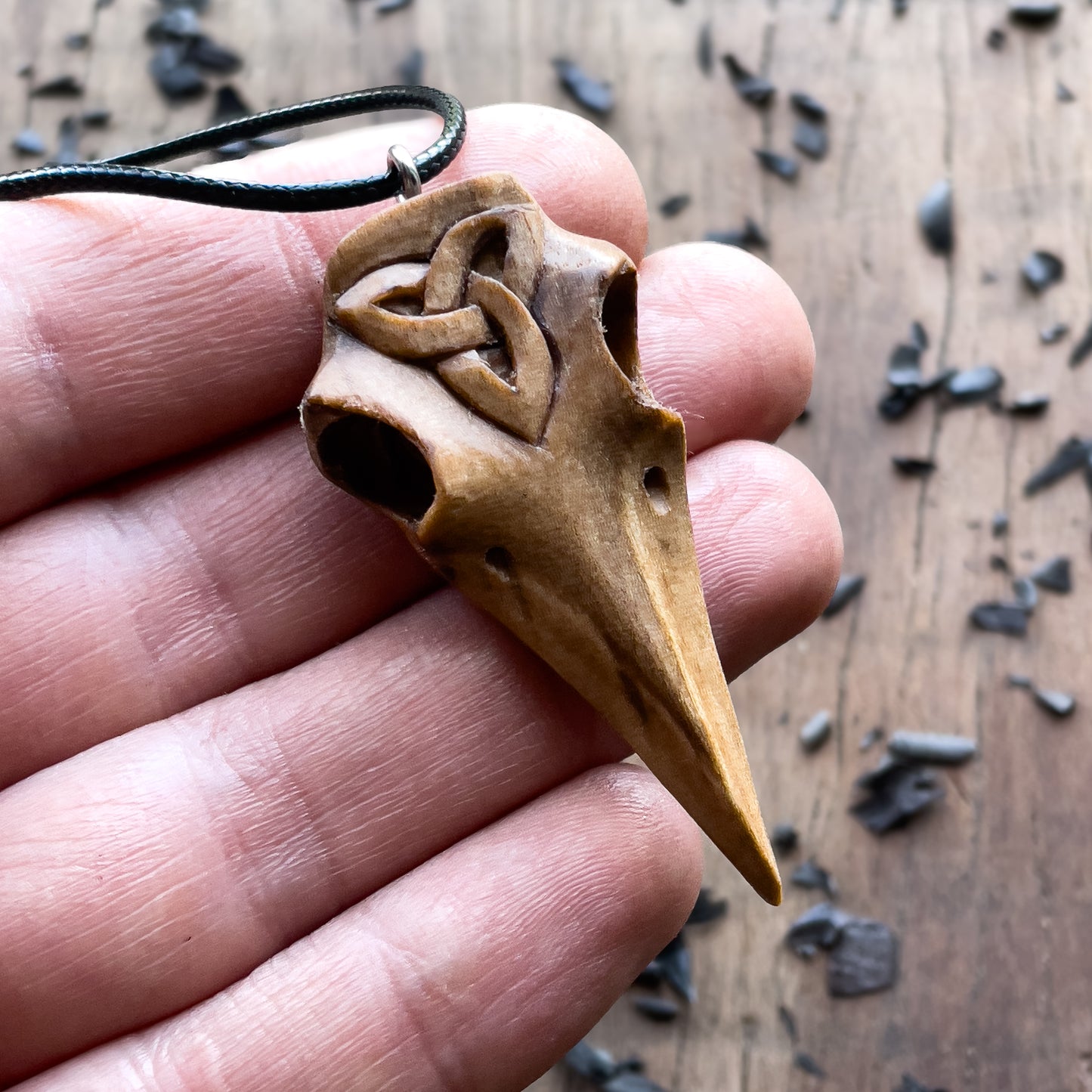 Ciondolo in legno "Triquetra" con teschio di corvo