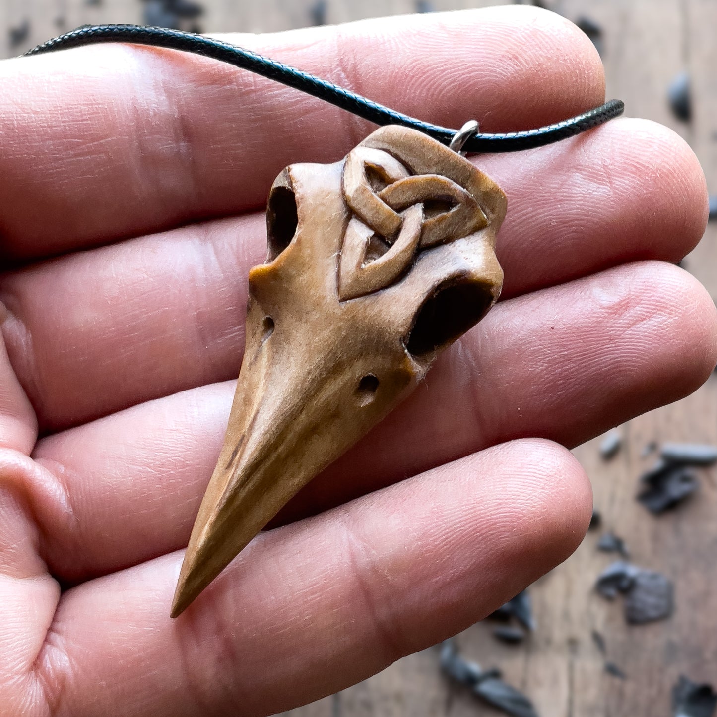 Ciondolo in legno "Triquetra" con teschio di corvo
