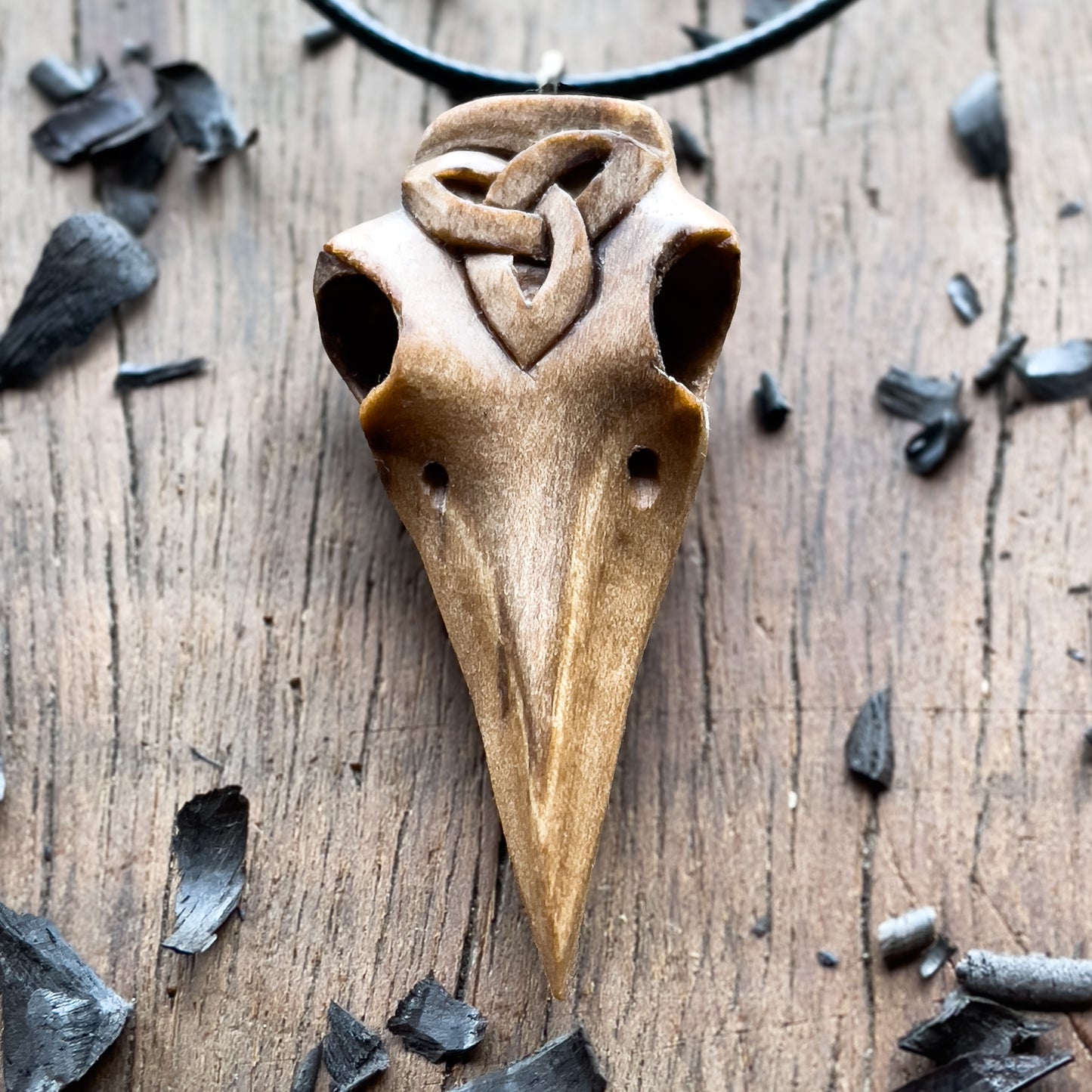 Ciondolo in legno "Triquetra" con teschio di corvo
