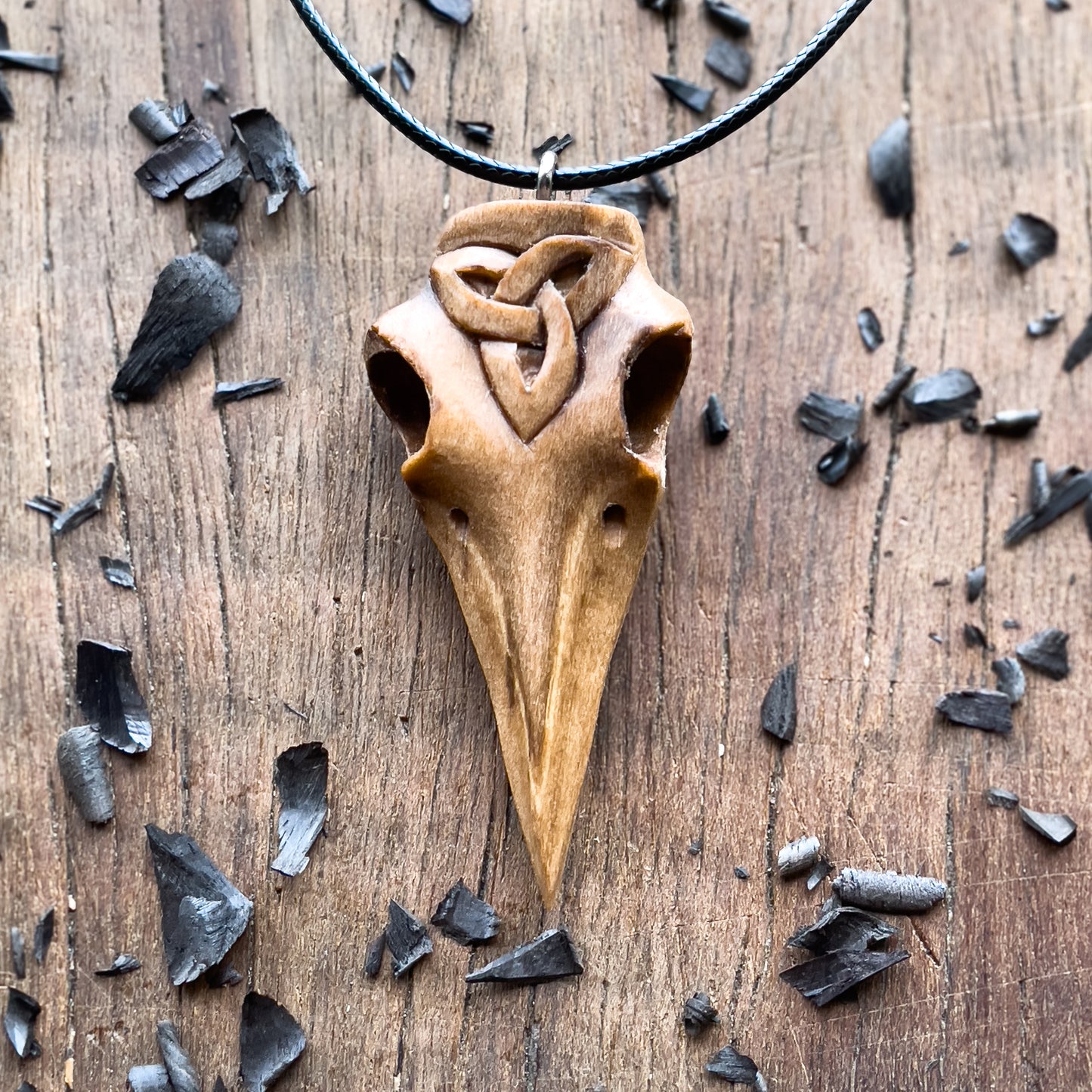 Ciondolo in legno "Triquetra" con teschio di corvo