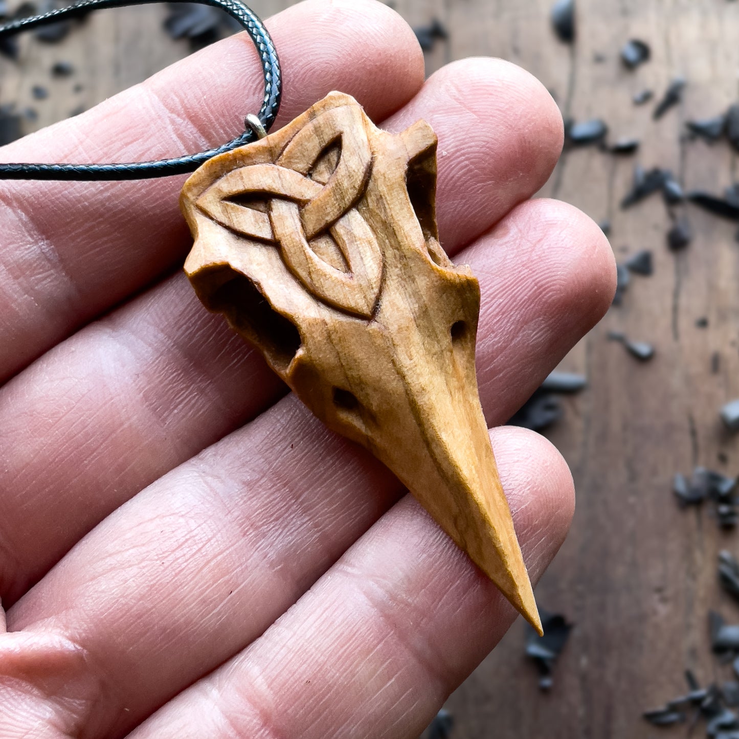 Ciondolo in legno "Triquetra" con teschio di corvo