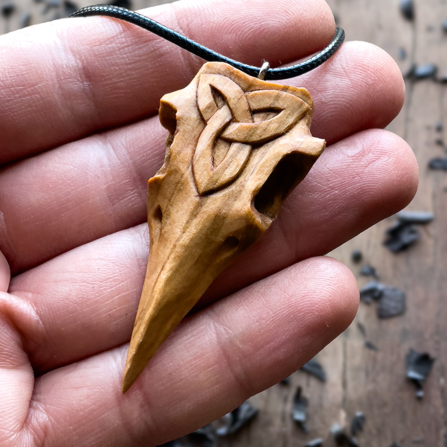 Ciondolo in legno "Triquetra" con teschio di corvo