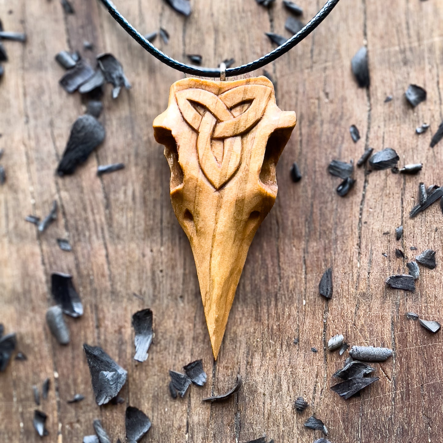 Ciondolo in legno "Triquetra" con teschio di corvo