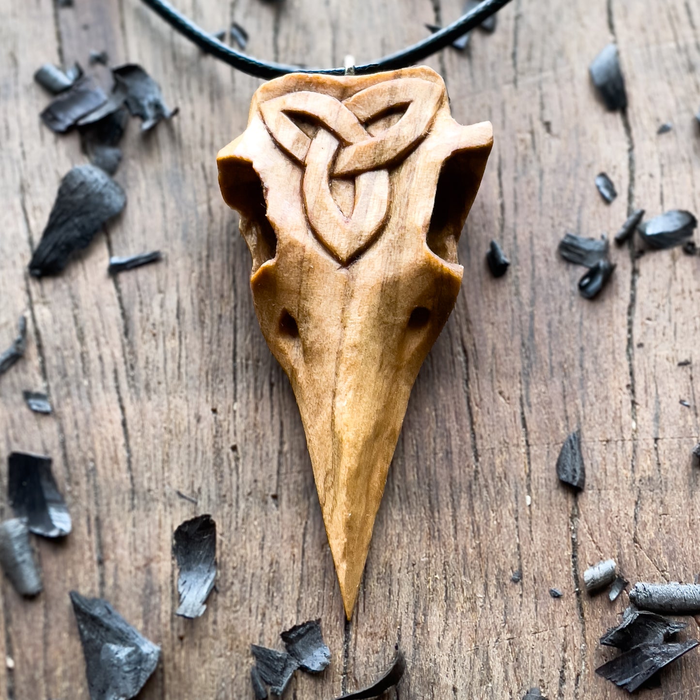 Ciondolo in legno "Triquetra" con teschio di corvo