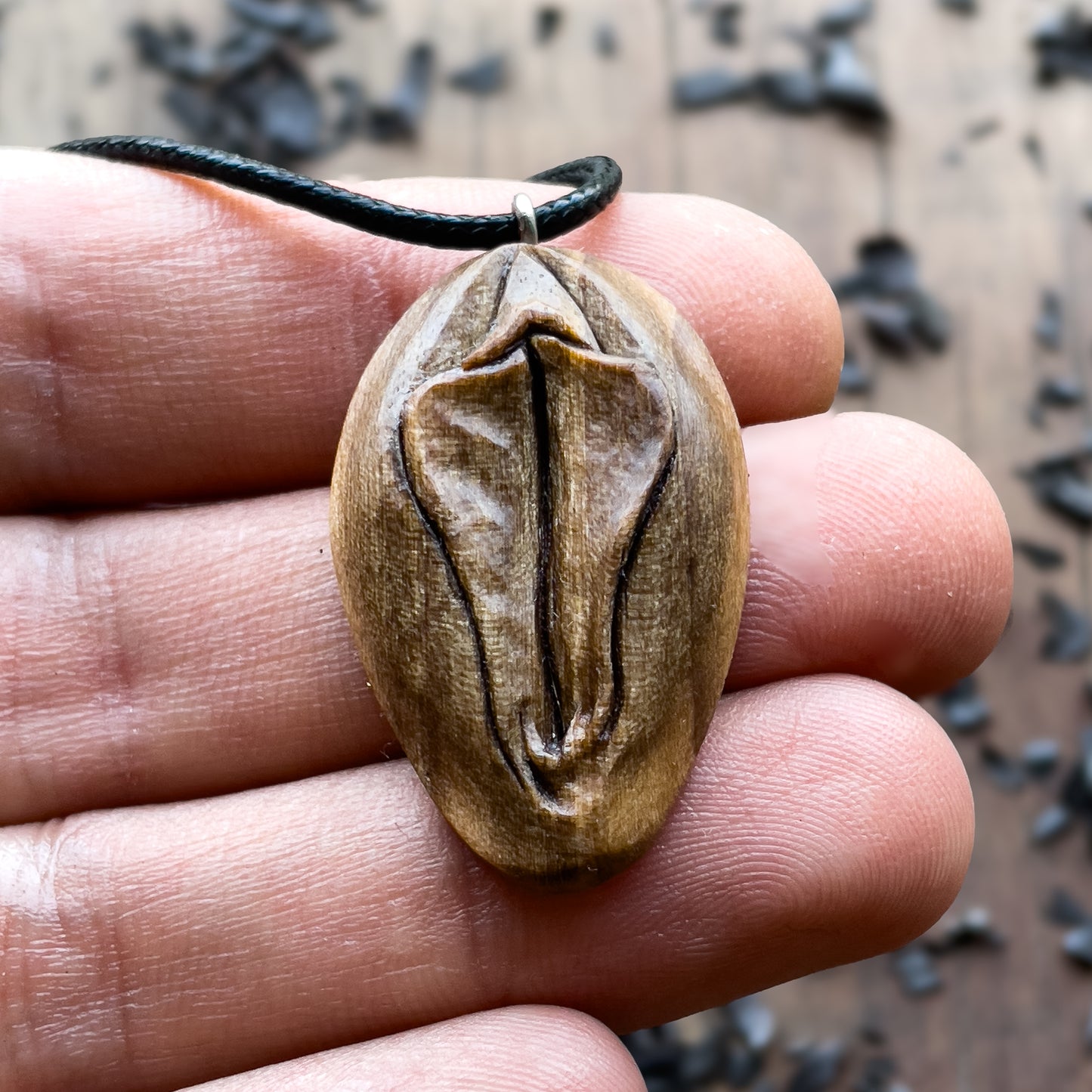 Ciondolo in legno di noce italiano Vulva