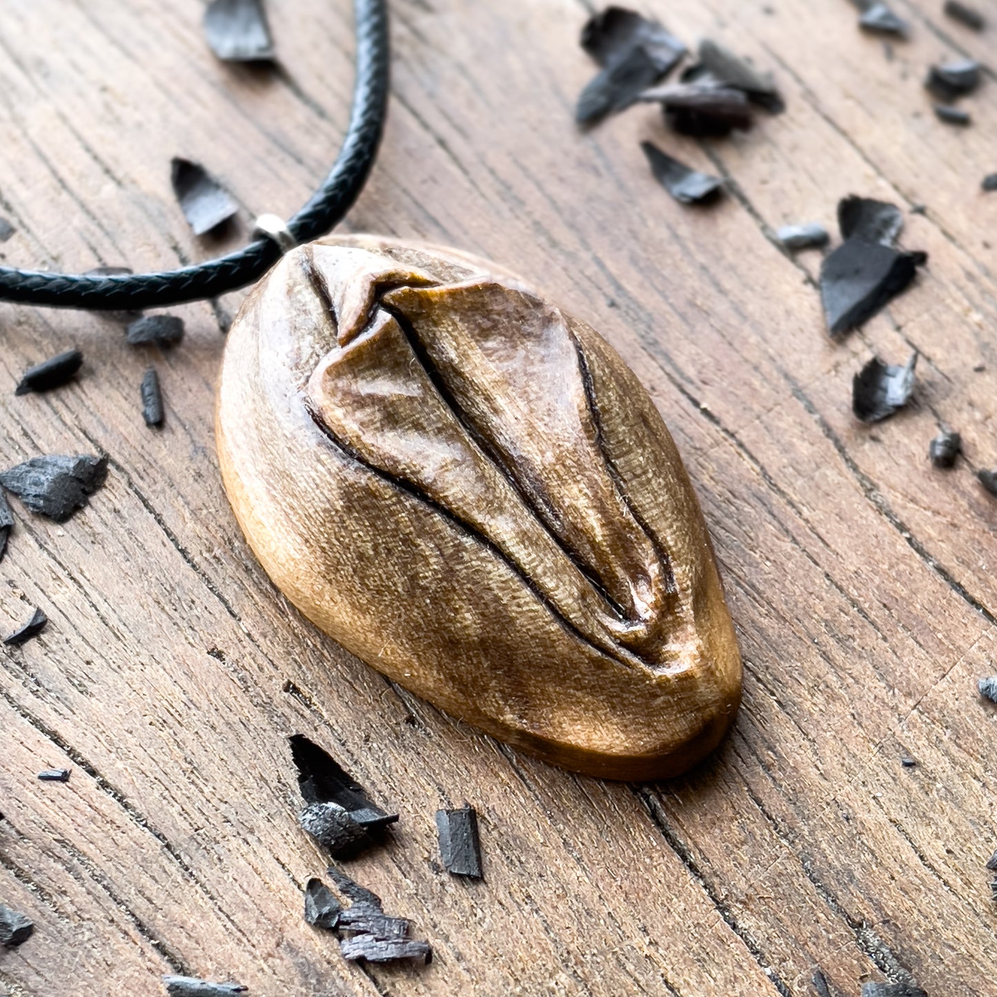 Ciondolo in legno di noce italiano Vulva