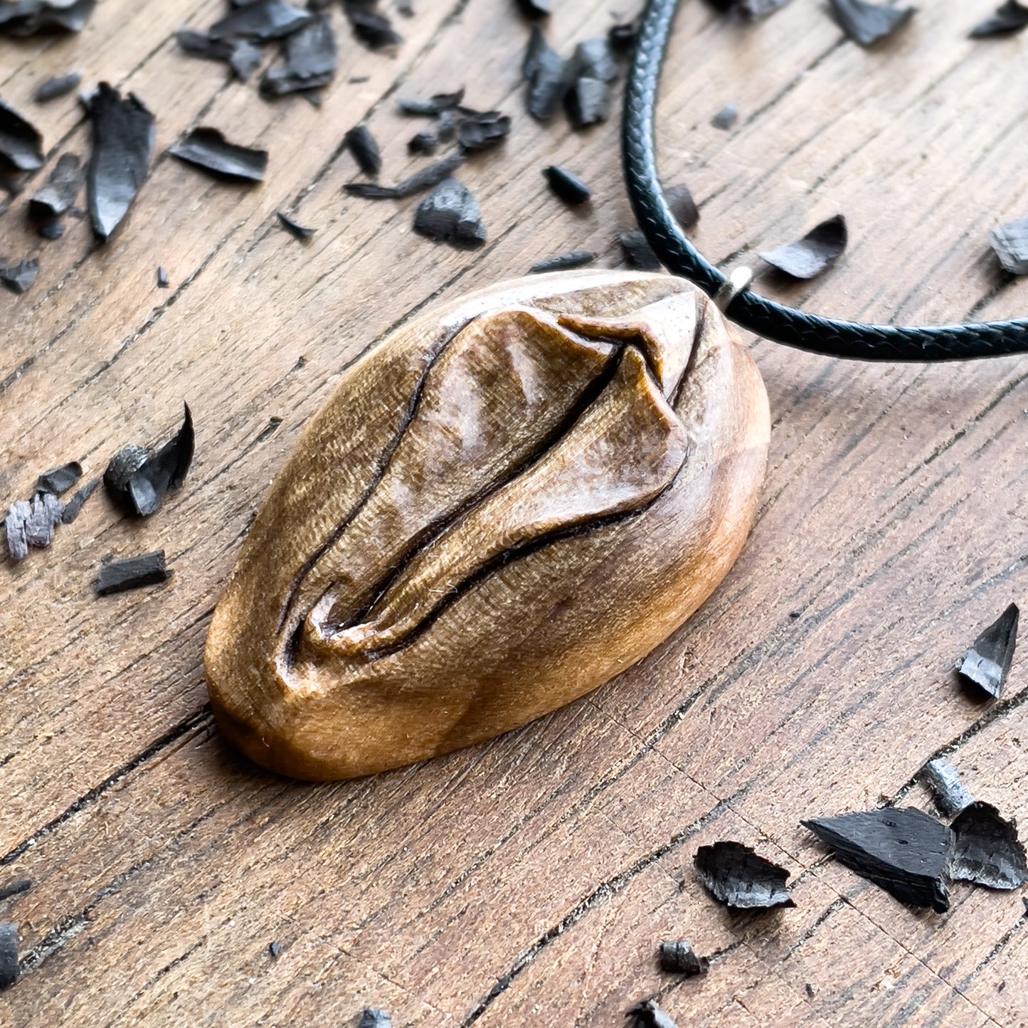 Ciondolo in legno di noce italiano Vulva