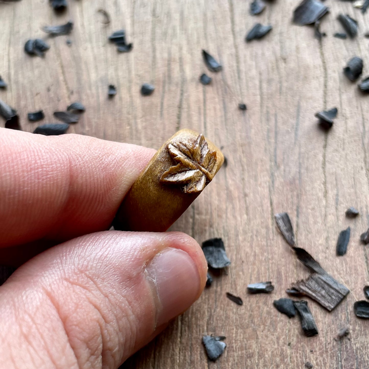 Anello in legno di ulivo con foglia d'acero
