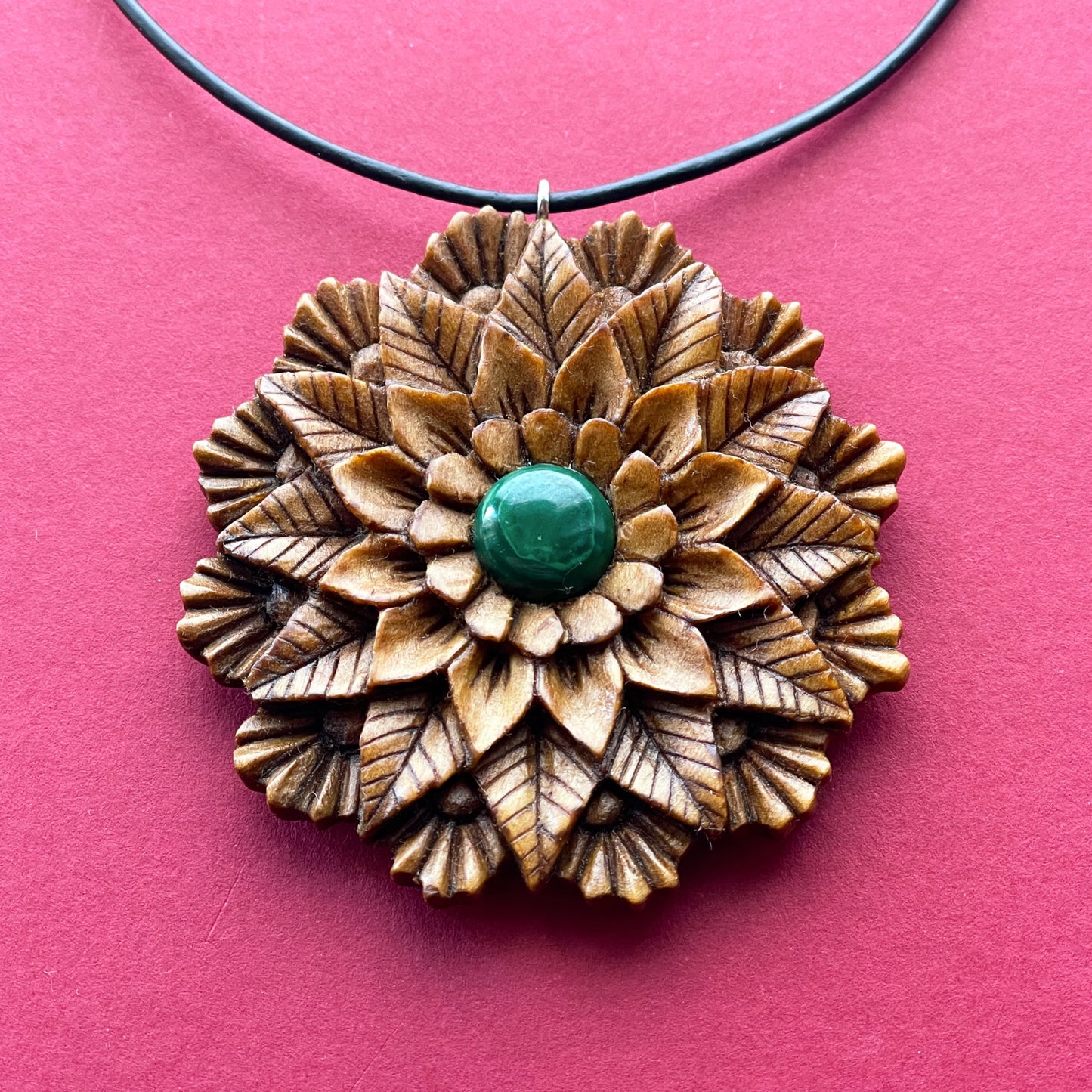 Ciondolo a forma di fiore mandala