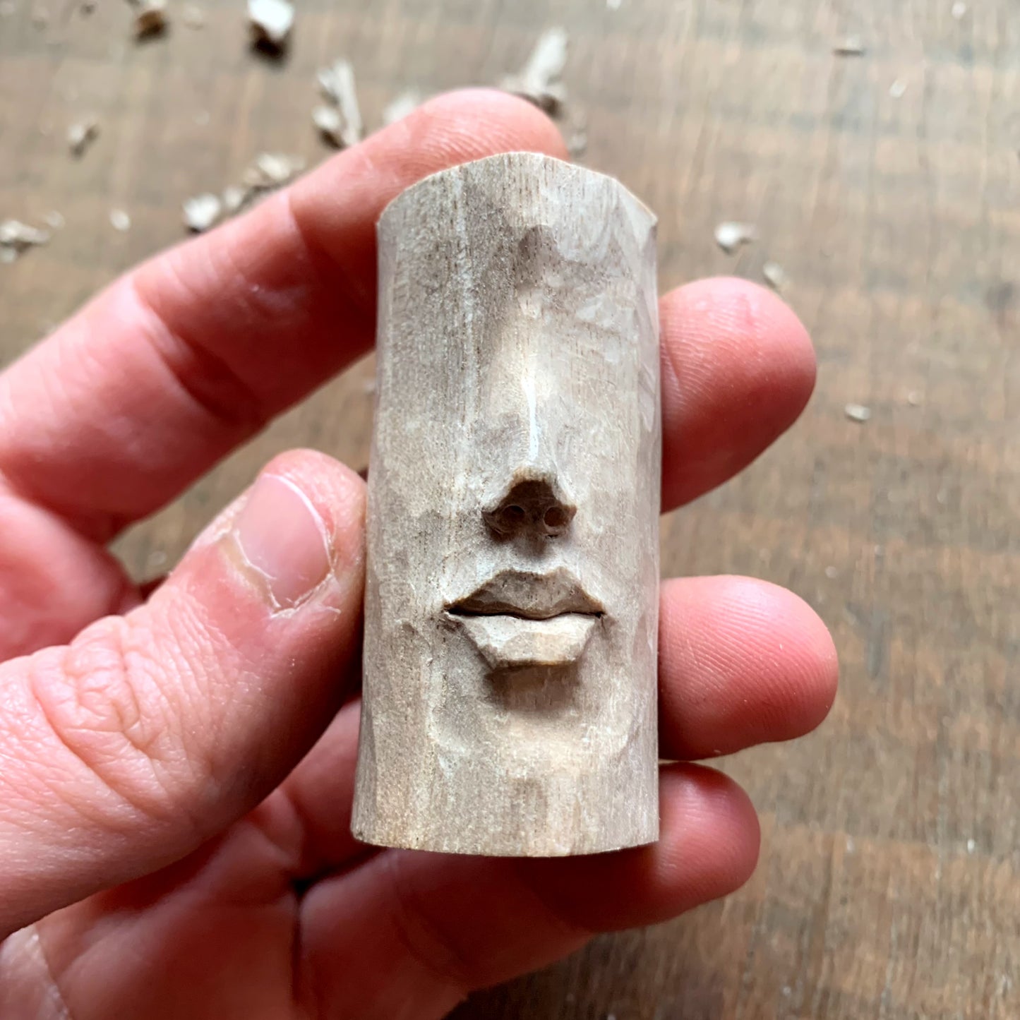 Ciondolo in legno di noce con naso e labbra