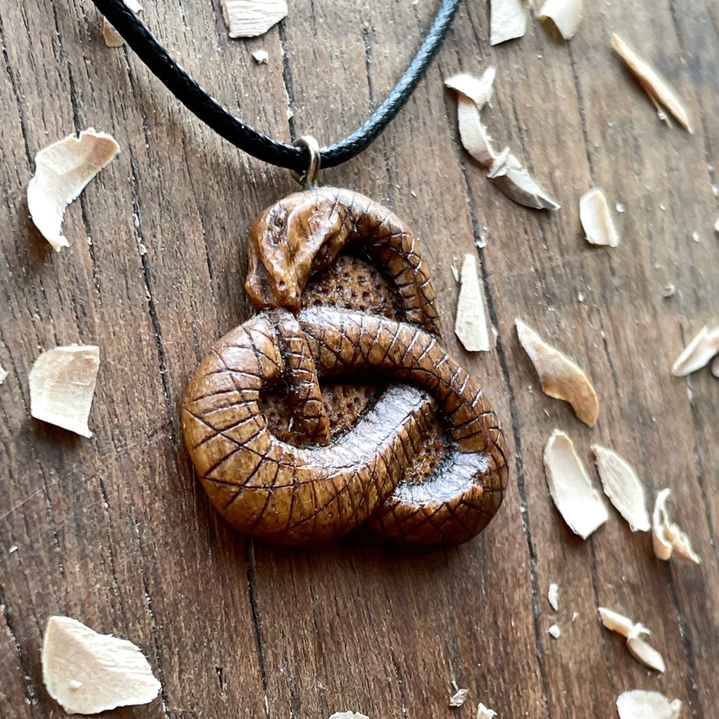 Ouroboros Pendant – Round Triquetra