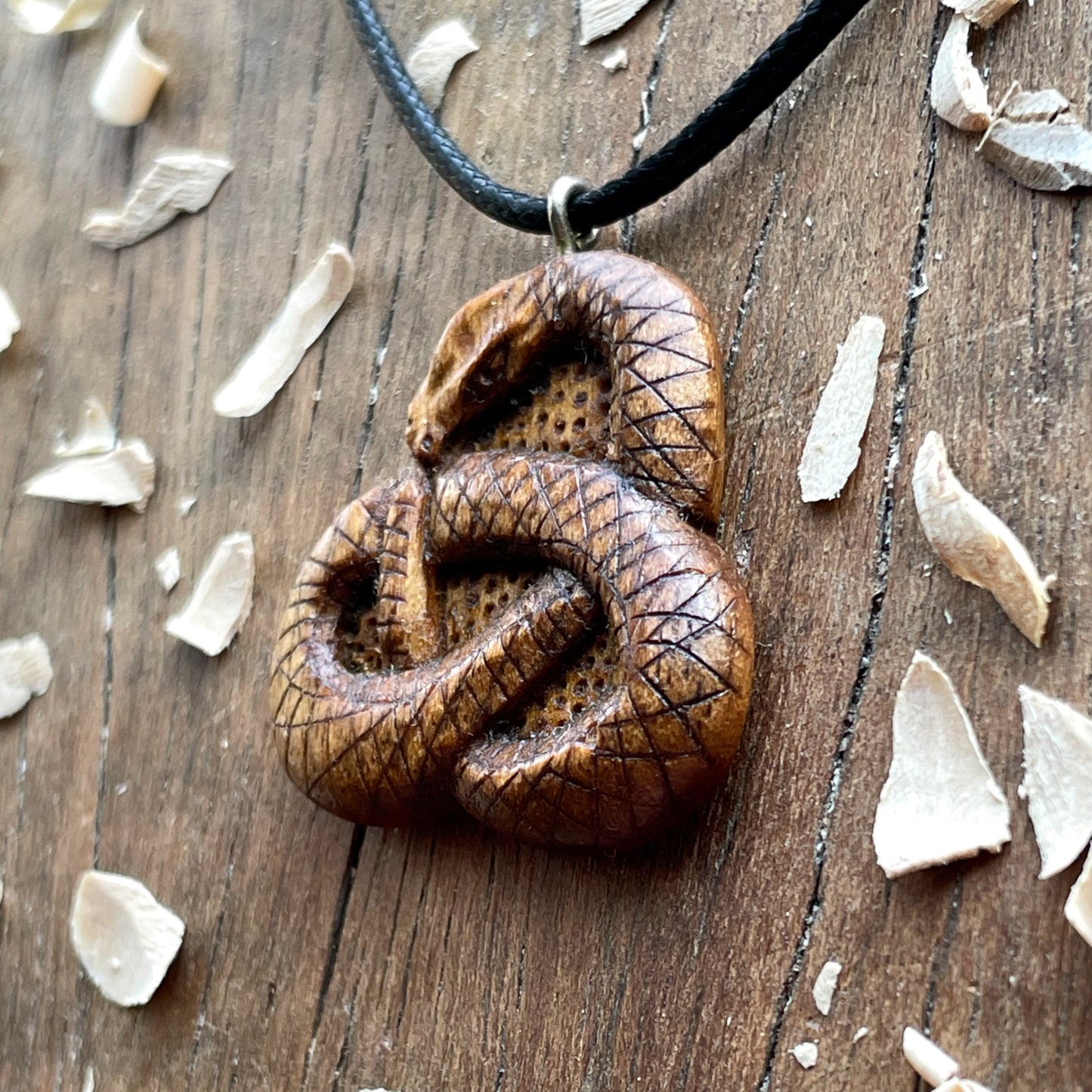 Ouroboros Pendant – Round Triquetra