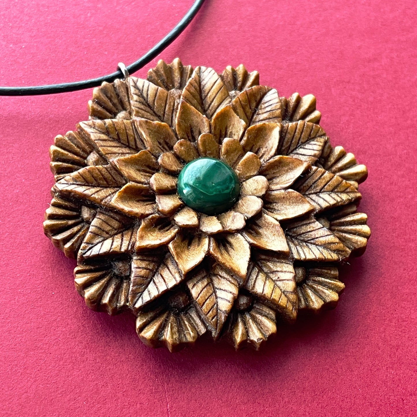 Ciondolo a forma di fiore mandala