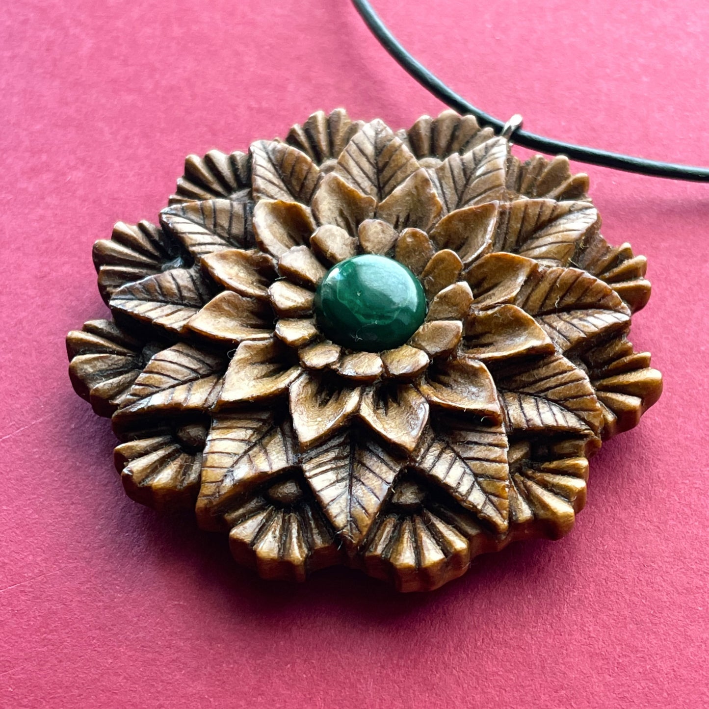 Ciondolo a forma di fiore mandala