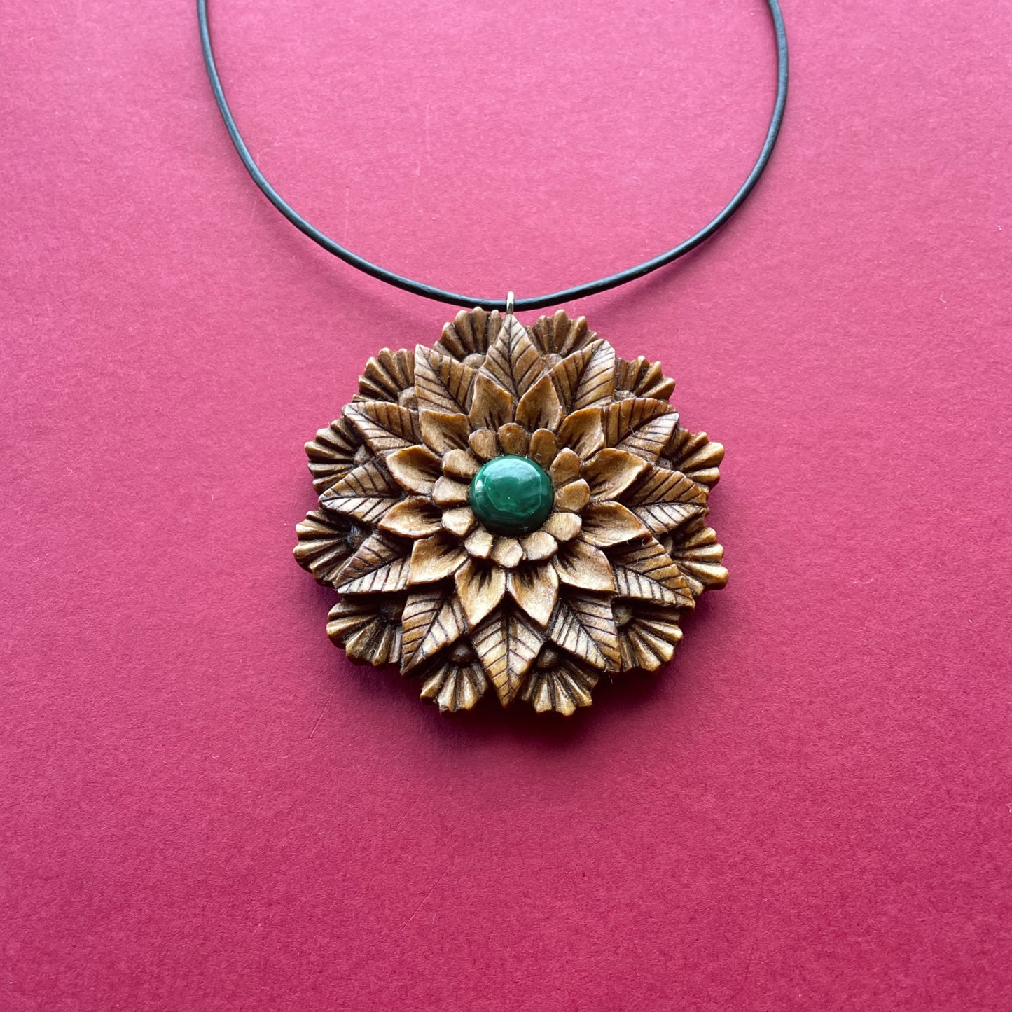 Ciondolo a forma di fiore mandala