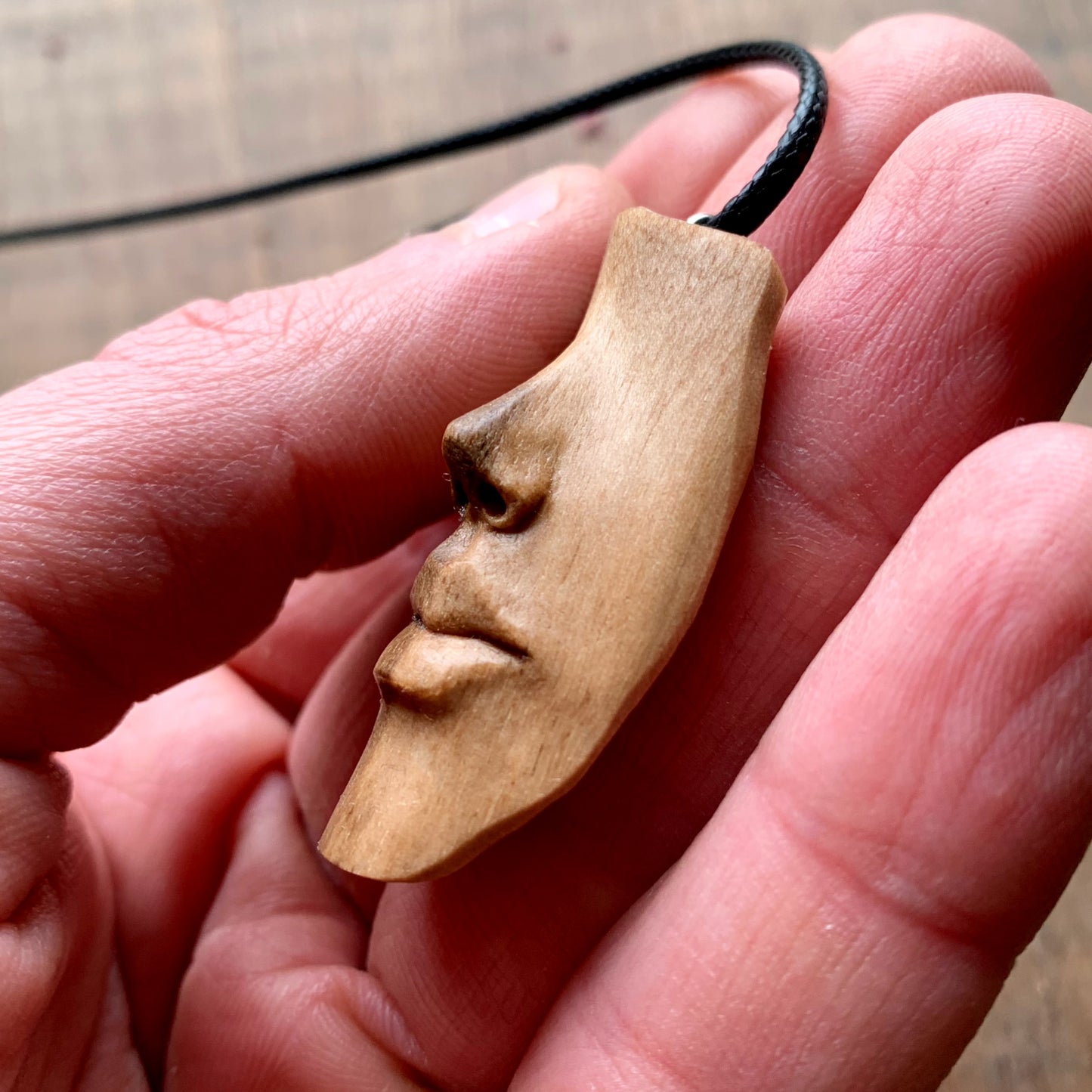Ciondolo in legno di noce con naso e labbra