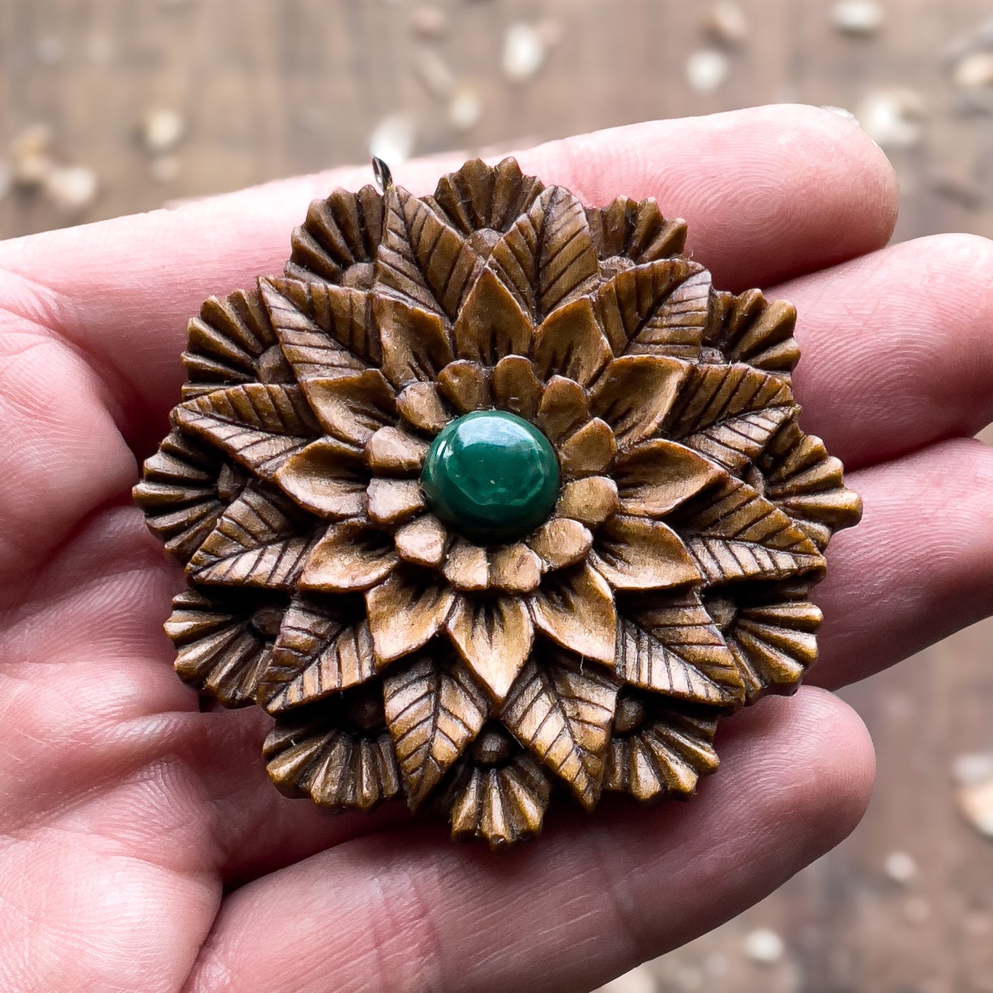 Ciondolo a forma di fiore mandala