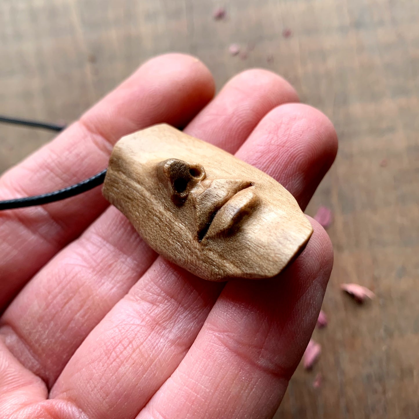 Ciondolo in legno di noce con naso e labbra