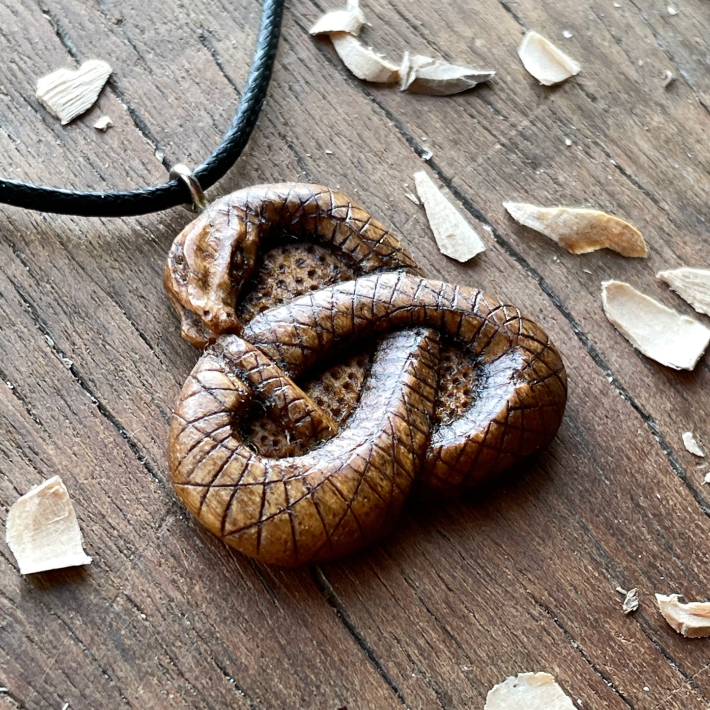 Ouroboros Pendant – Round Triquetra