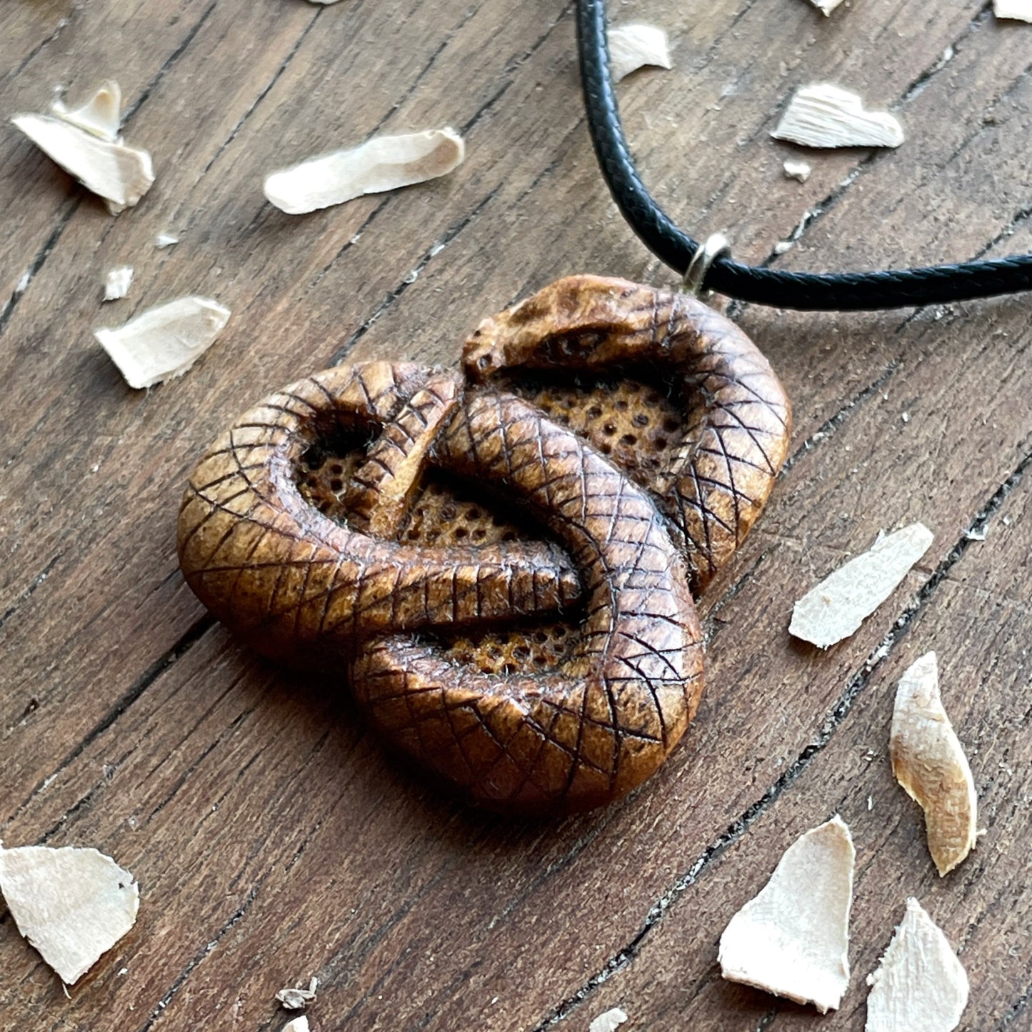 Ouroboros Pendant – Round Triquetra