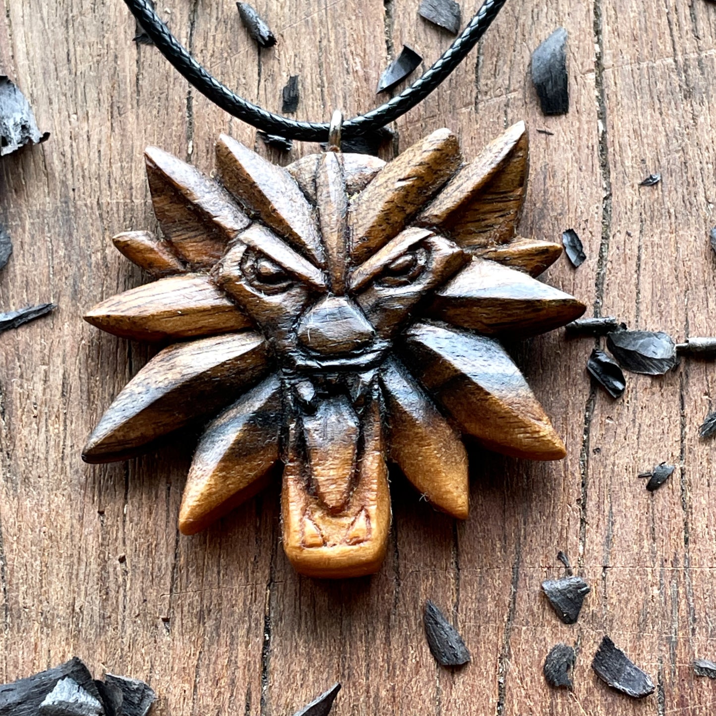 Ciondolo in legno di noce Witcher Wolf