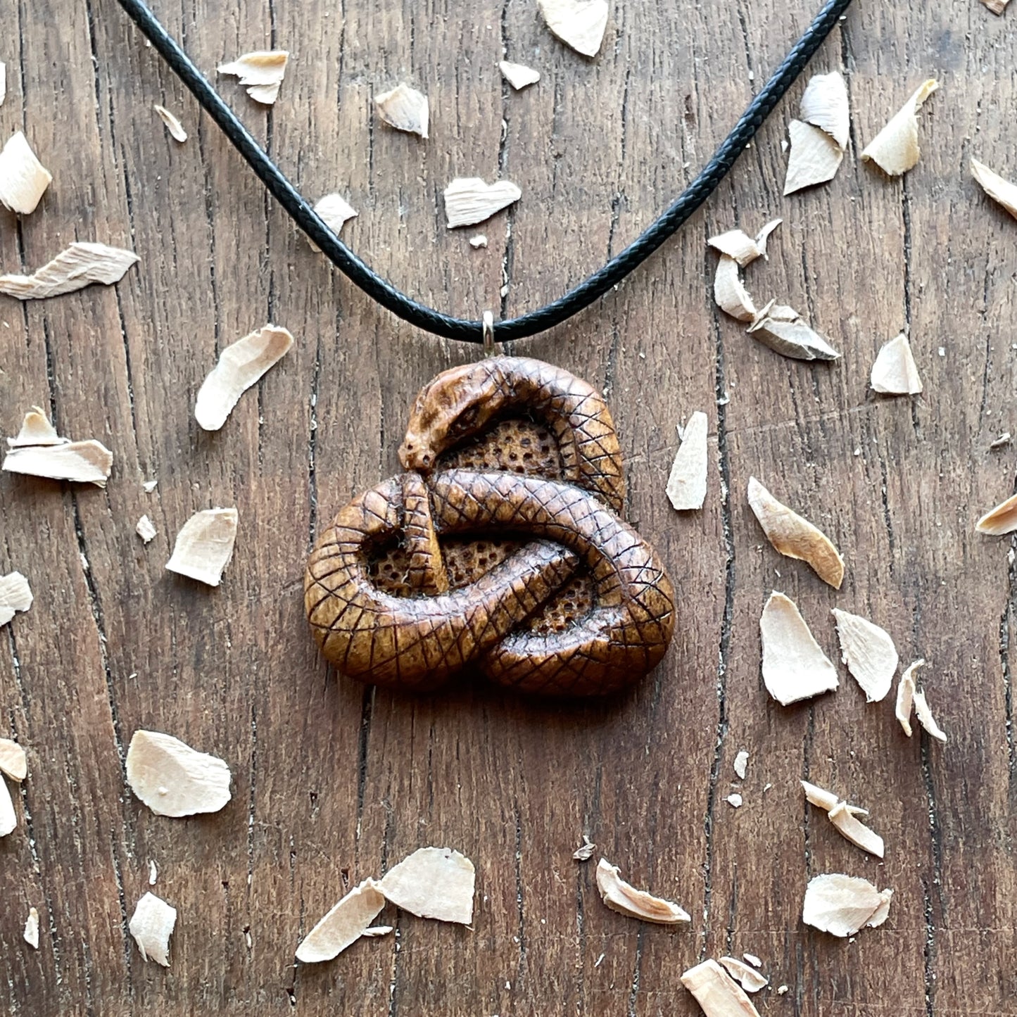 Ouroboros Pendant – Round Triquetra