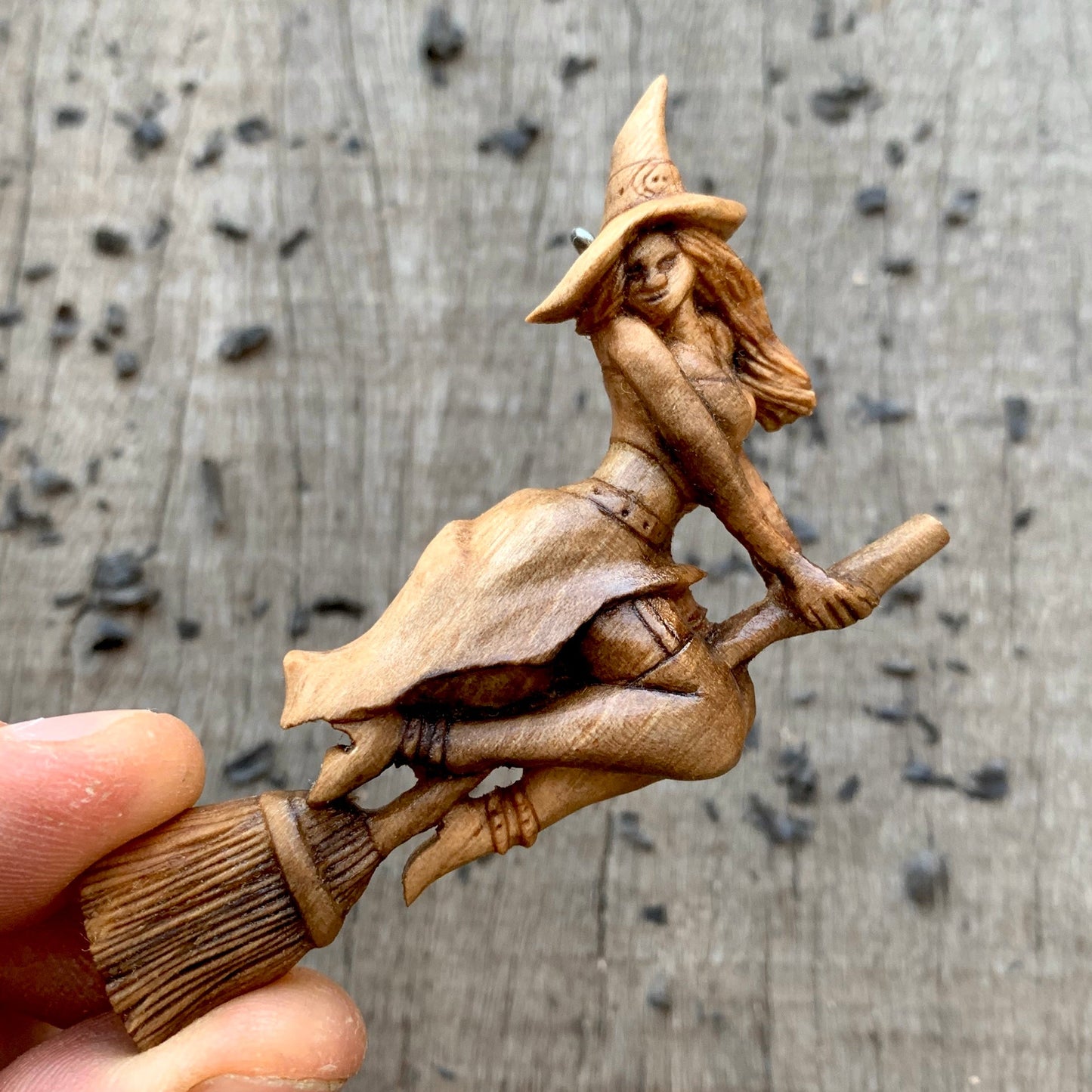 Collana strega intagliata a mano, ciondolo strega in legno di noce