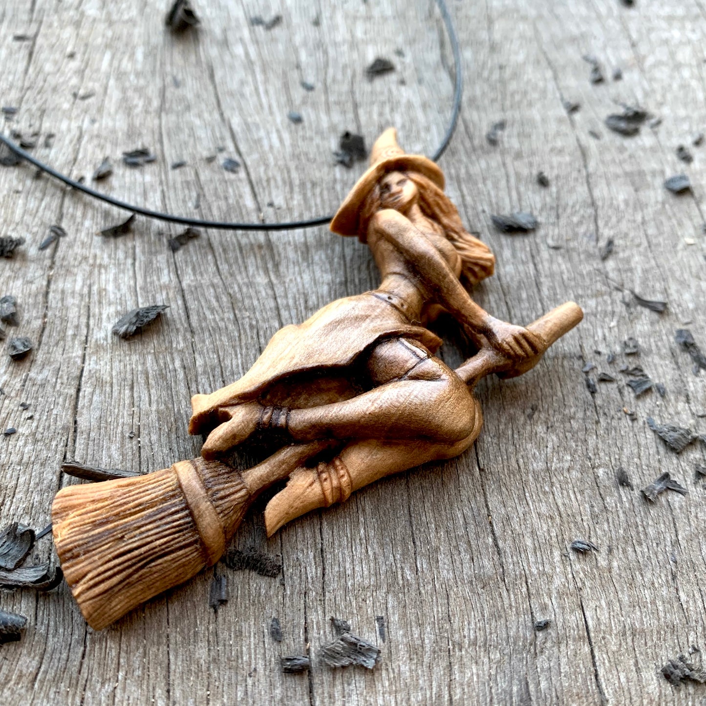 Collana strega intagliata a mano, ciondolo strega in legno di noce