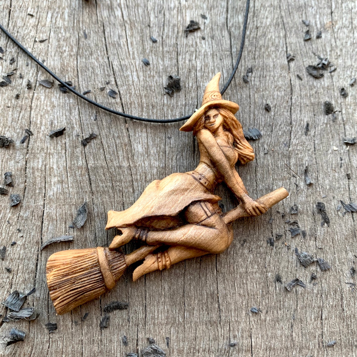 Collana strega intagliata a mano, ciondolo strega in legno di noce
