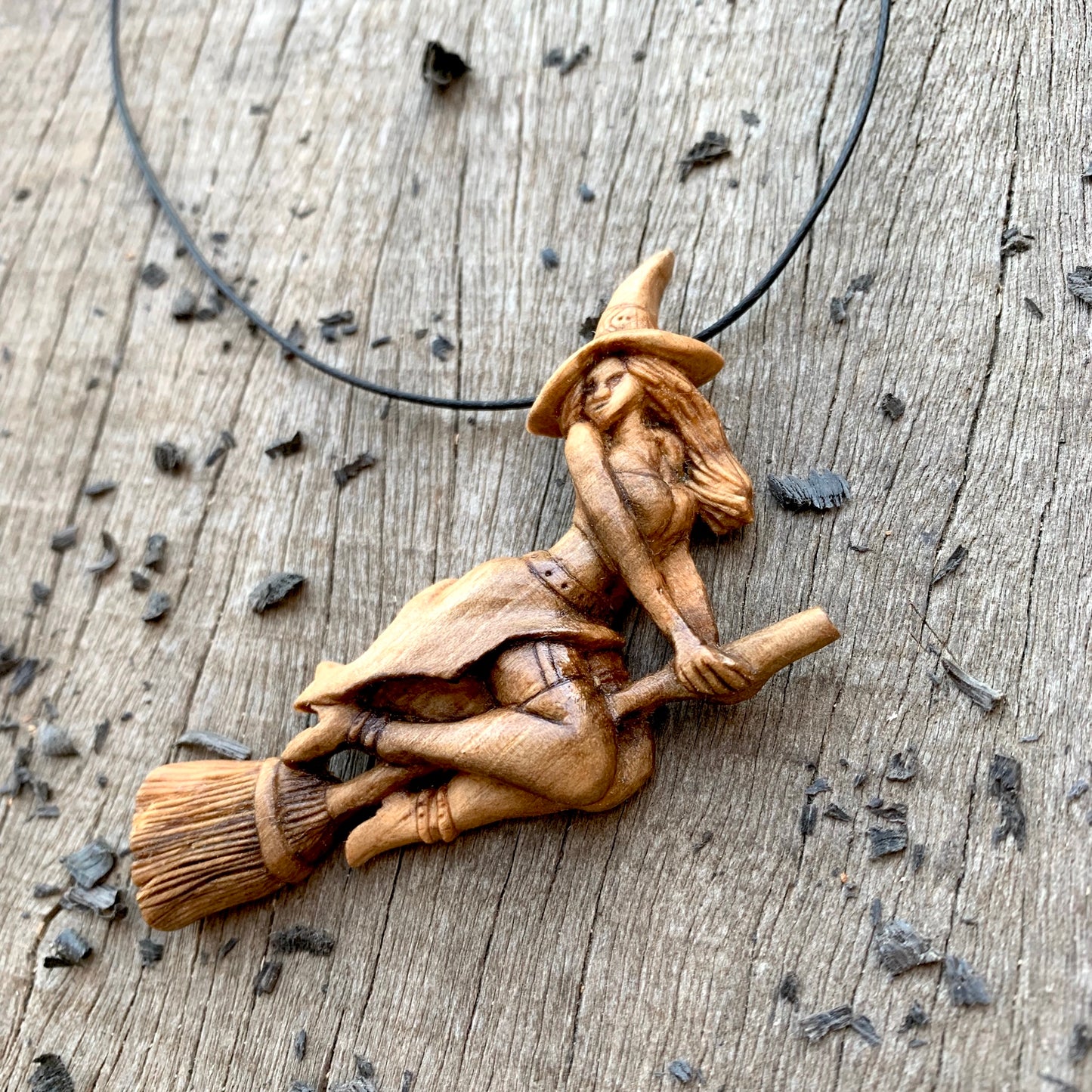 Collana strega intagliata a mano, ciondolo strega in legno di noce