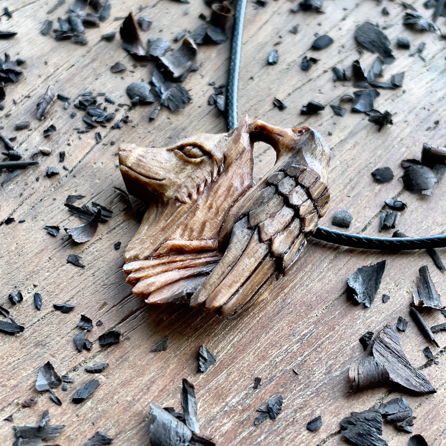 Ciondolo in legno di noce lupo e corvo