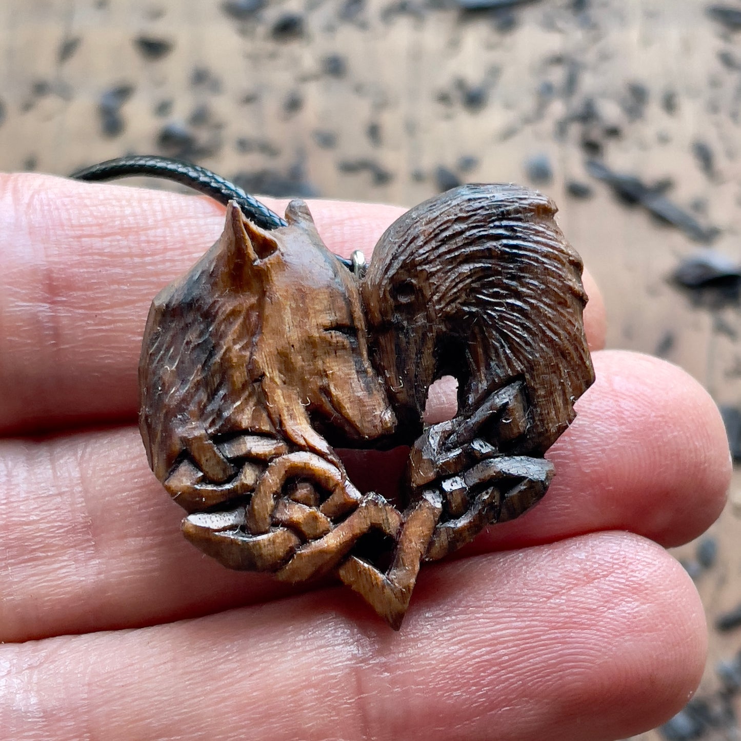 Ciondolo in legno di noce lupo e corvo