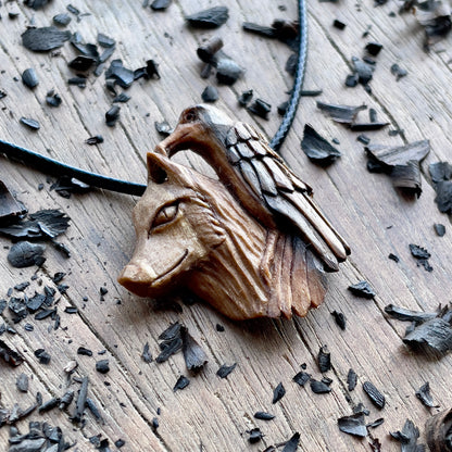 Ciondolo in legno di noce lupo e corvo