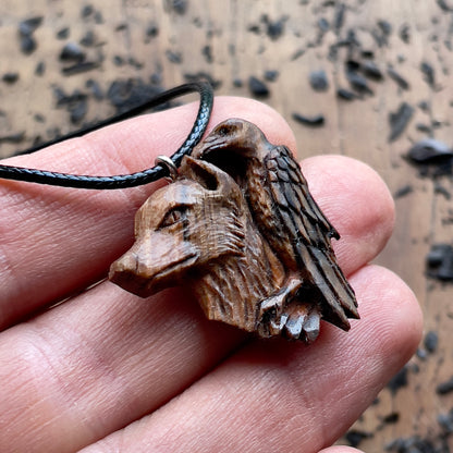Ciondolo in legno di noce lupo e corvo