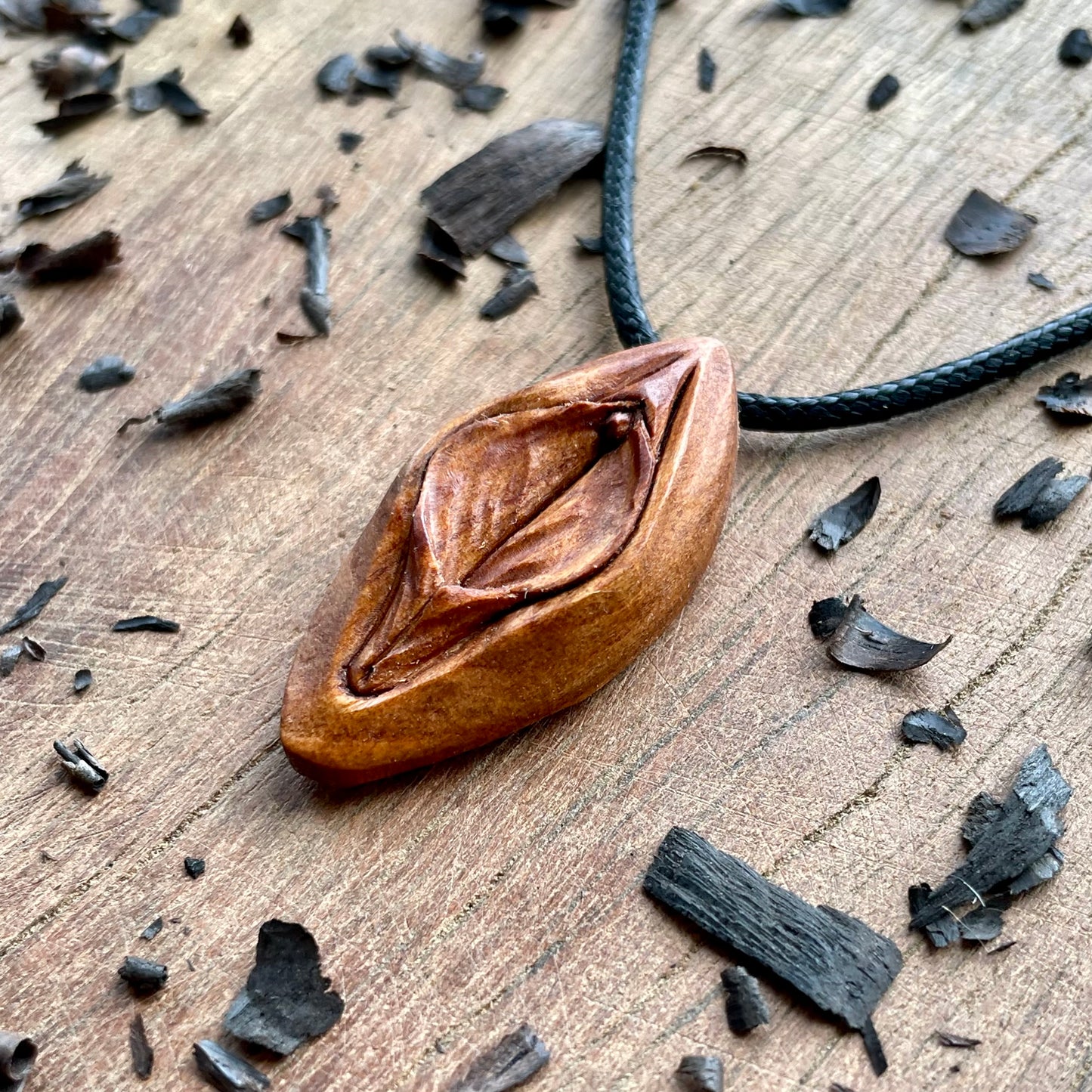 Ciondolo in legno di albicocca Vulva