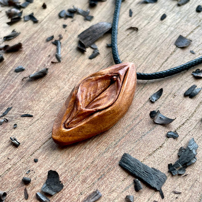 Ciondolo in legno di albicocca Vulva
