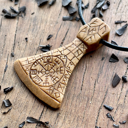 Ascia vichinga con rune e ciondolo Vegvisir