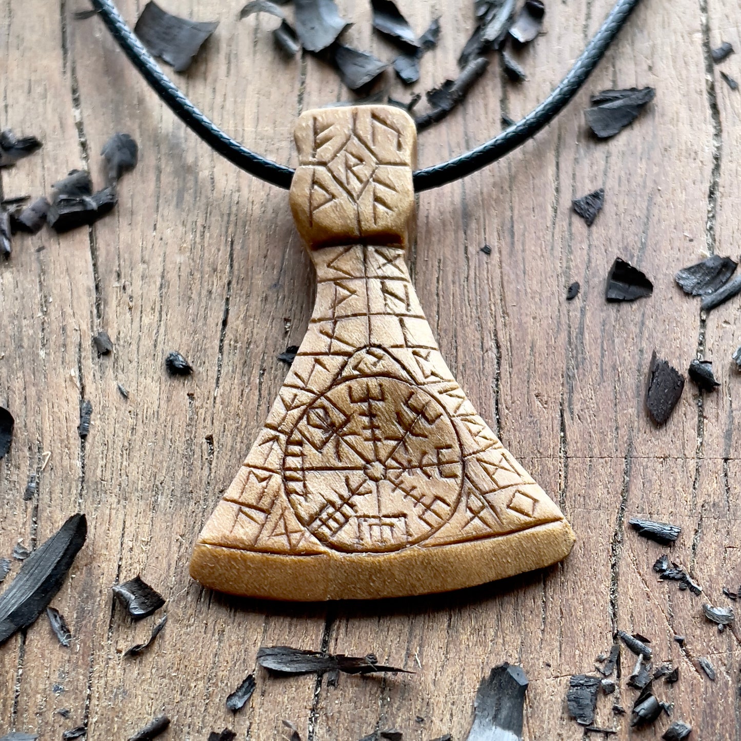 Ascia vichinga con rune e ciondolo Vegvisir