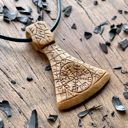 Ascia vichinga con rune e ciondolo Vegvisir