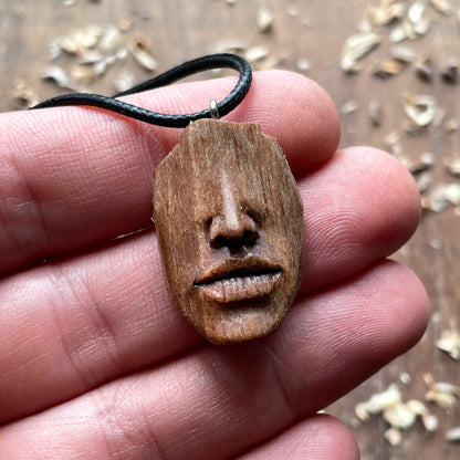 Ciondolo in legno di noce con naso e labbra