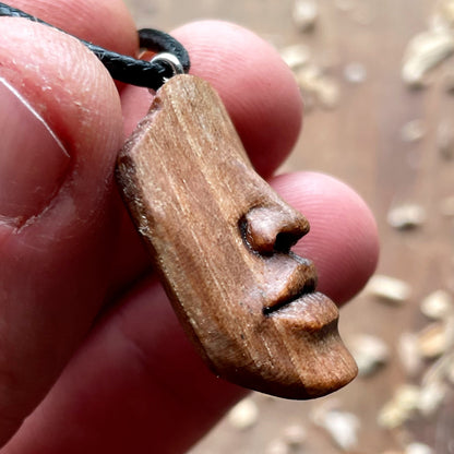 Ciondolo in legno di noce con naso e labbra