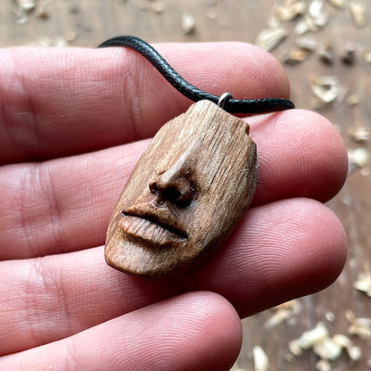 Ciondolo in legno di noce con naso e labbra