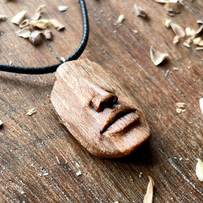 Ciondolo in legno di noce con naso e labbra