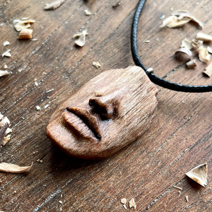 Ciondolo in legno di noce con naso e labbra