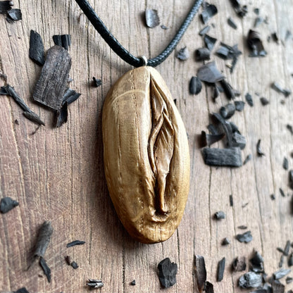 Ciondolo in legno di quercia Vulva