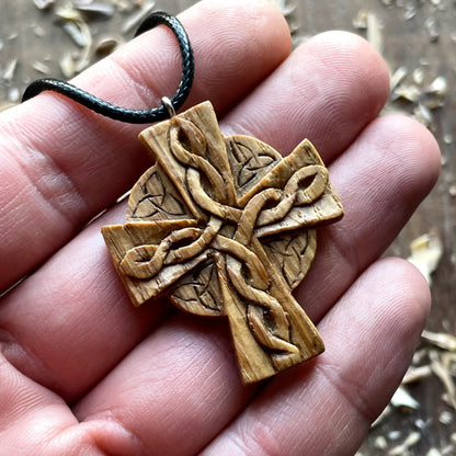 Ciondolo in legno di quercia Triquetra con croce celtica