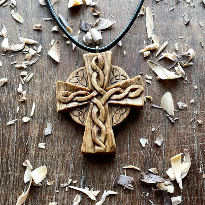 Ciondolo in legno di quercia Triquetra con croce celtica